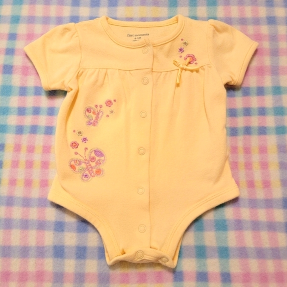 FIRST MOMENTS 🌸 Vintage Yellow Embroidered Floral Butterflies Snap Romper 0-3M